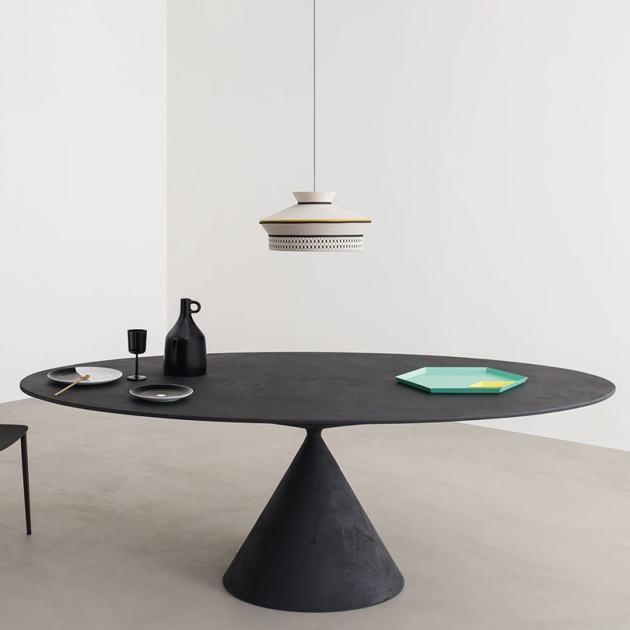 Minimalistyczny-okrągły-stół-na-jednej-nodze-Clay-Desalto