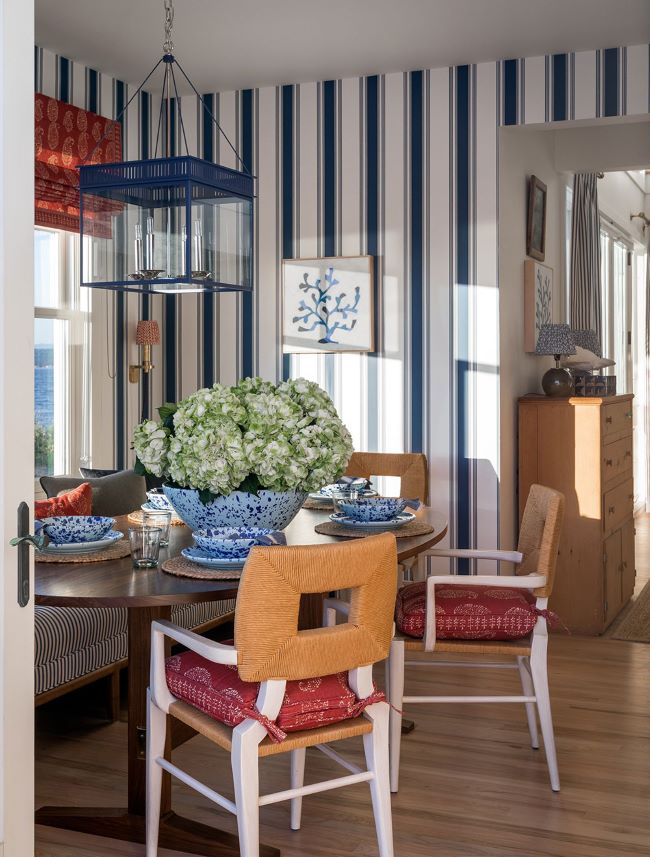 Tradycyjny wystrój marynistyczny; źródło: https://www.brianpaquetteinteriors.com/
