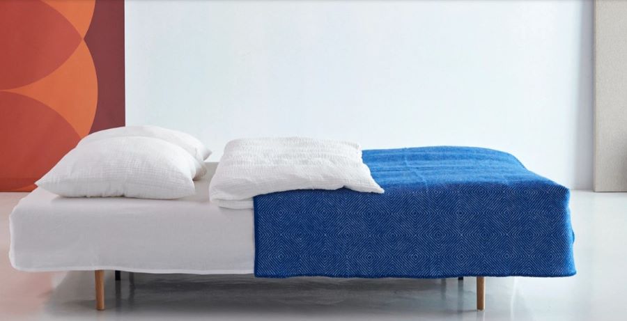 Sofa do spania po rozłożeniu Innovation Living / Meble Mellowform.pl