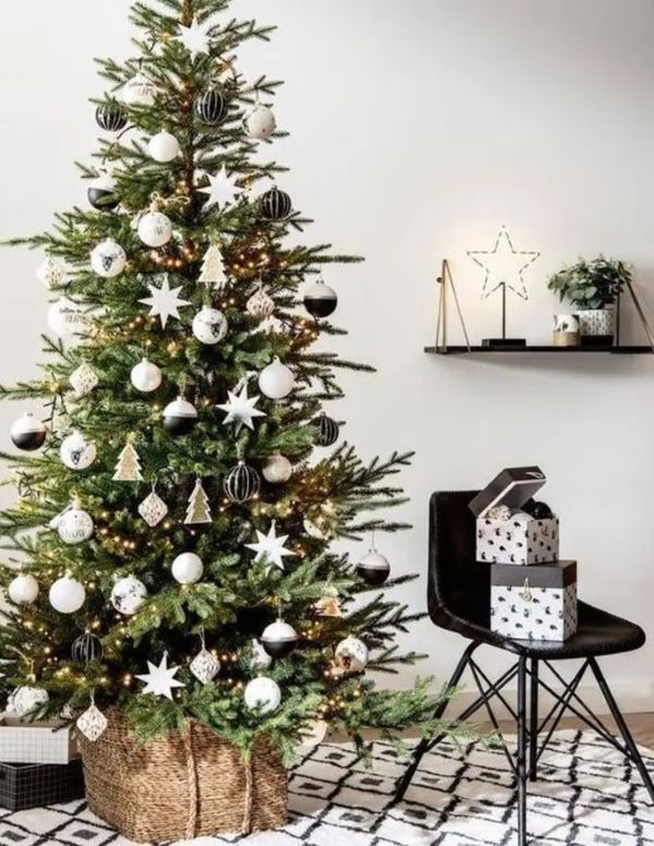 Świąteczna aranżacja w stylu black-and-white; źródło: https://www.digsdigs.com/