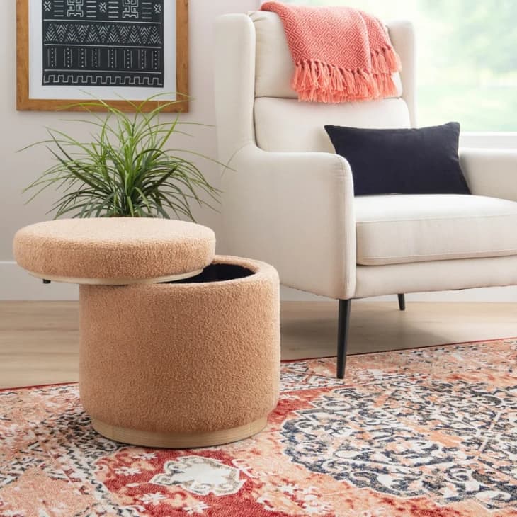 Puf z funkcją przechowalniczą; źródło: https://www.apartmenttherapy.com/