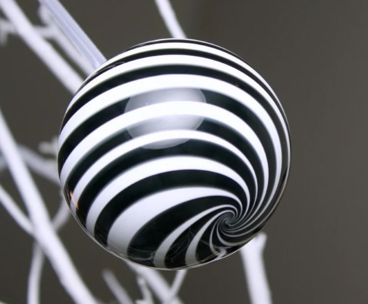 Biało-czarna bombka; źródło: bluejaysnbumblebees / Etsy