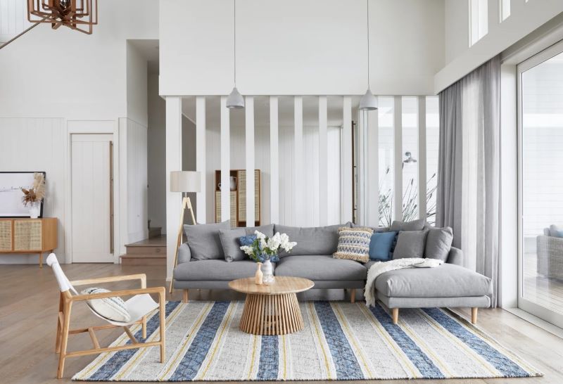 Połączenie minimalizmu i stylu marynistycznego; źródło: https://www.loungelovers.com.au/