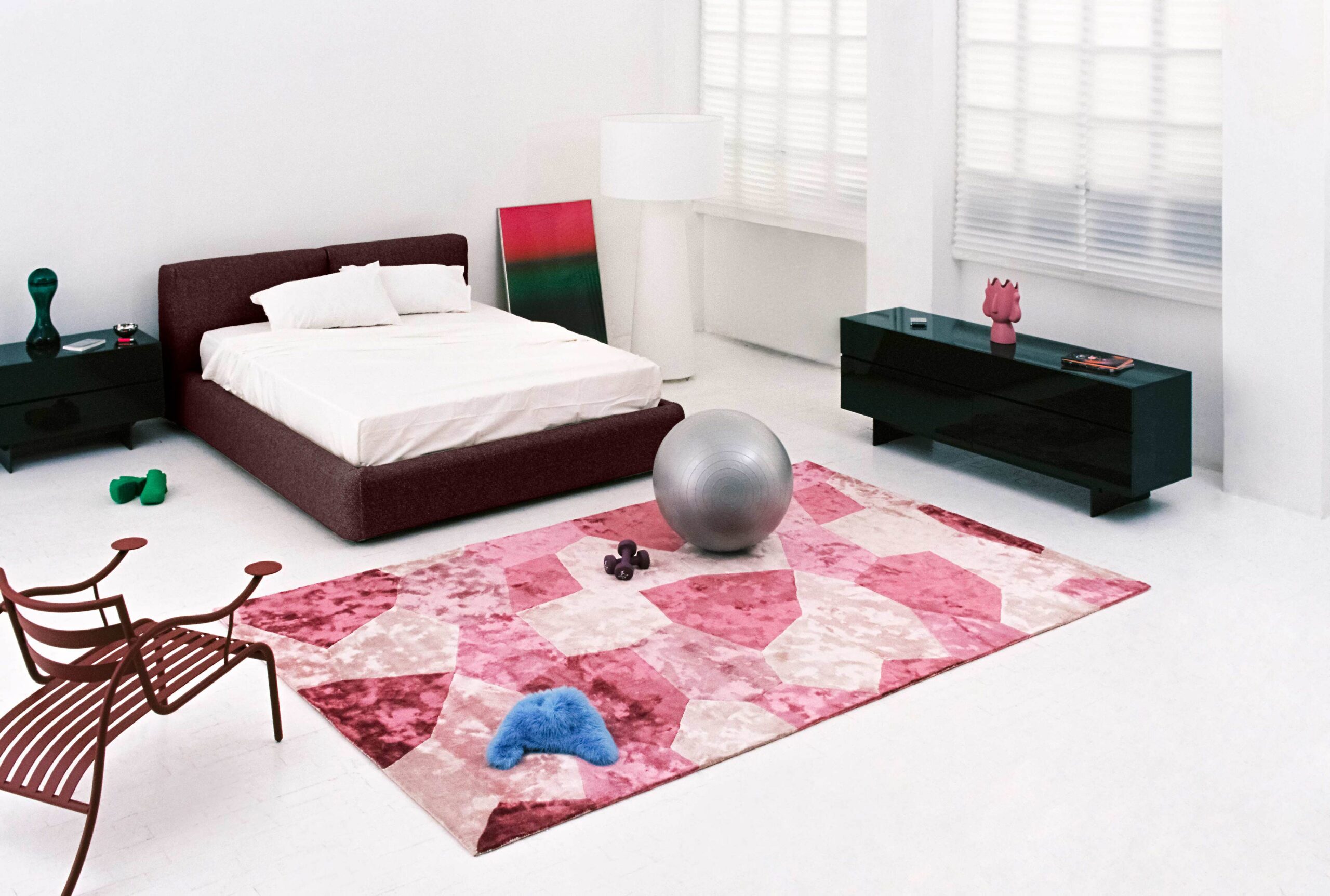 Aranżacja salonu z dywanem Camouflage Cappellini – nowoczesne wnętrze, minimalistyczne meble