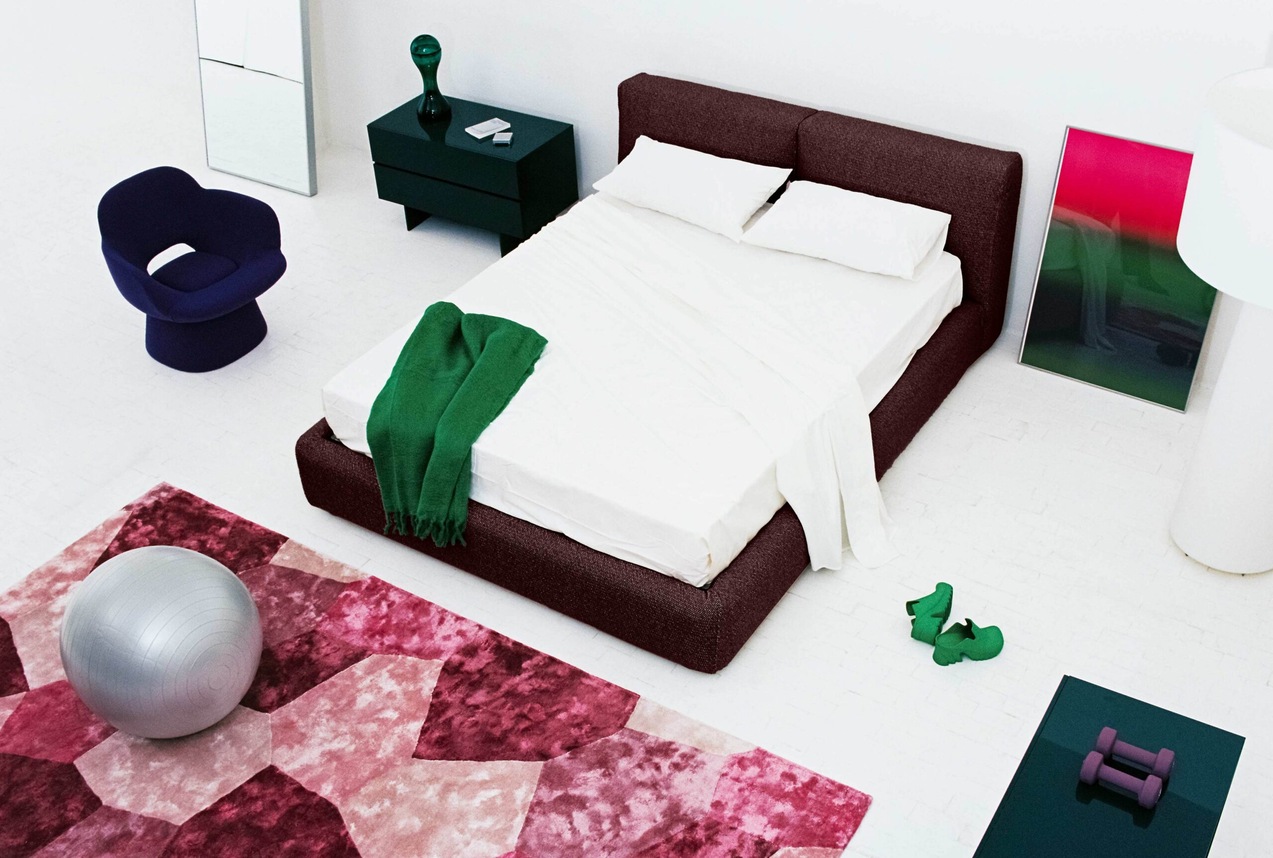 ŁÓŻKO TAPICEROWANE OBLONG PLUS BED CAPPELLINI Minimalistyczna sypialnia z łóżkiem tapicerowanym Oblong Plus Bed Cappellini